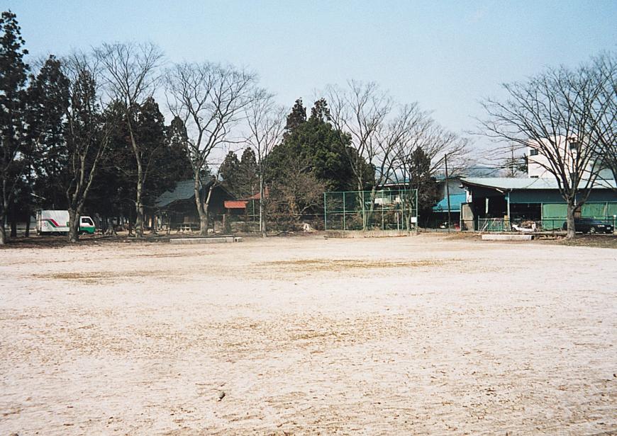 砂地の広場の奥にバックネットが見える野田地区運動場の写真