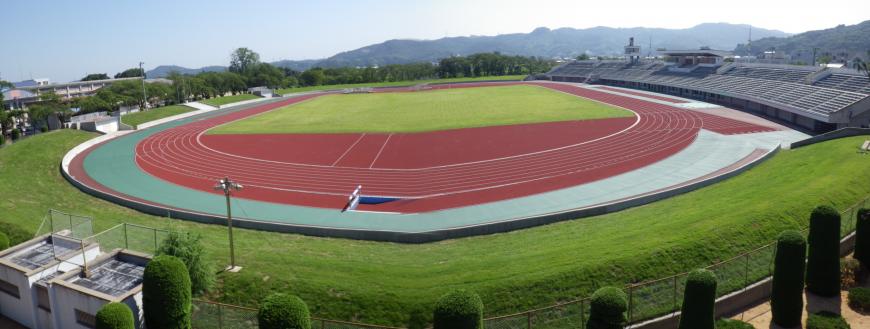 中央に芝生が整備された場所、その周りにレンガ色で白い線が引かれているトラックがある誠電社WINDYスタジアム全体を写した写真