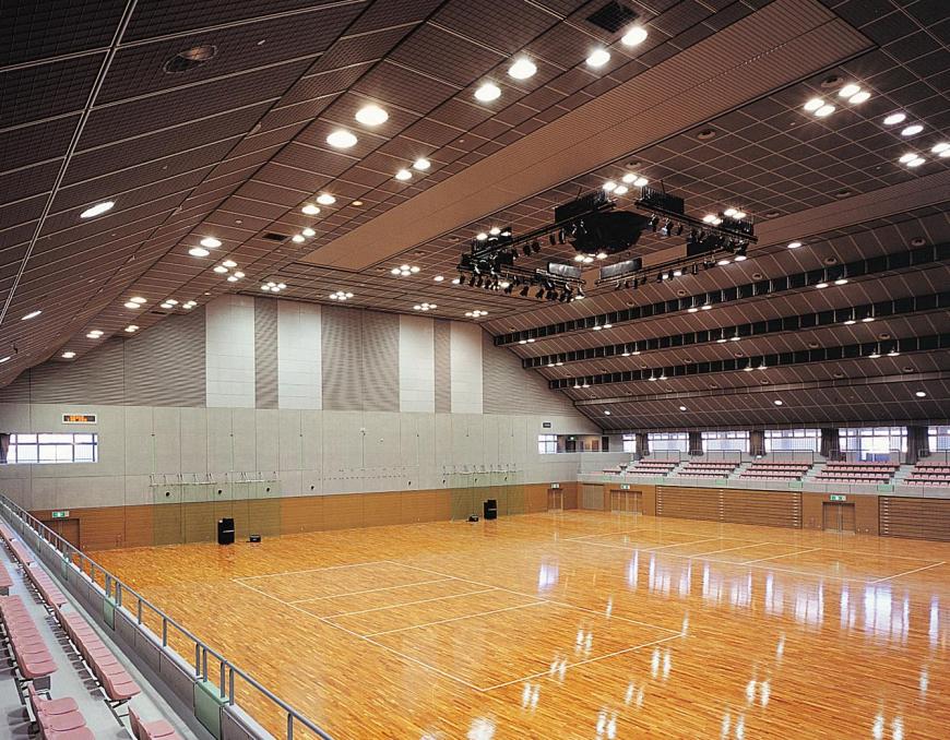 2階に観客席のある天井が高く広々とした福島トヨタクラウンアリーナ内の写真