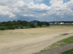 広い砂地にゴールポストが置かれサッカーコートが整備されている信夫ケ丘総合運動公園(信夫ケ丘緑地公園)の写真