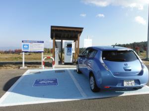 道の駅つちゆに設置された電気自動車用急速充電の駐車スペースに1台の車が停まっている写真