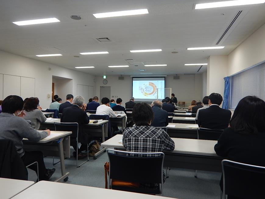 前方に資料が投影されたスクリーンがあり、着席して講座を受講している参加者の写真