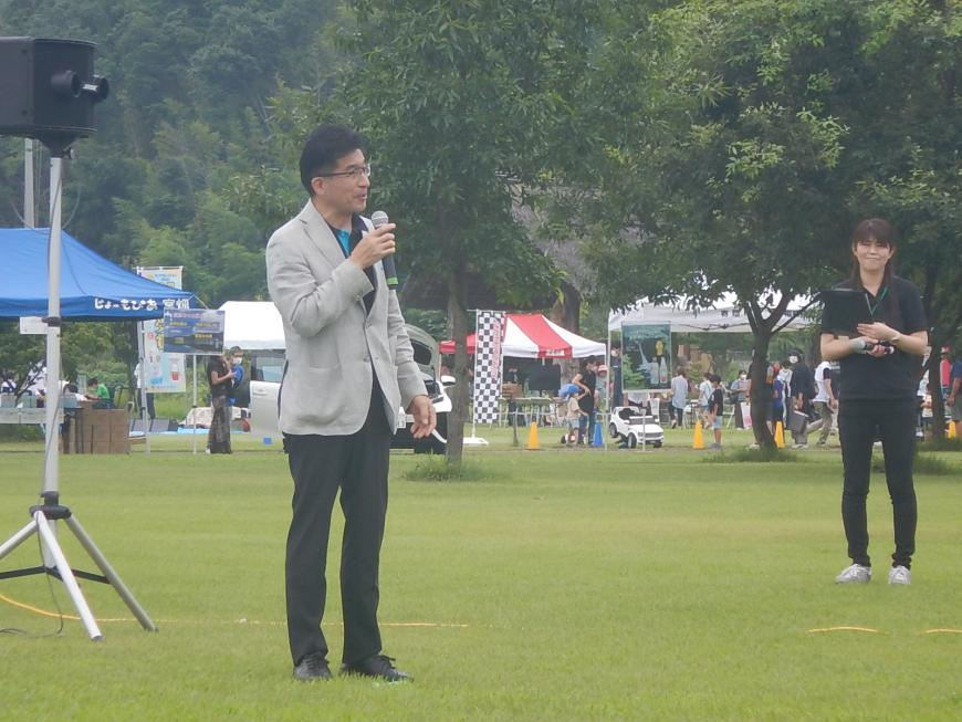 マイクをもって挨拶をしている市長の写真