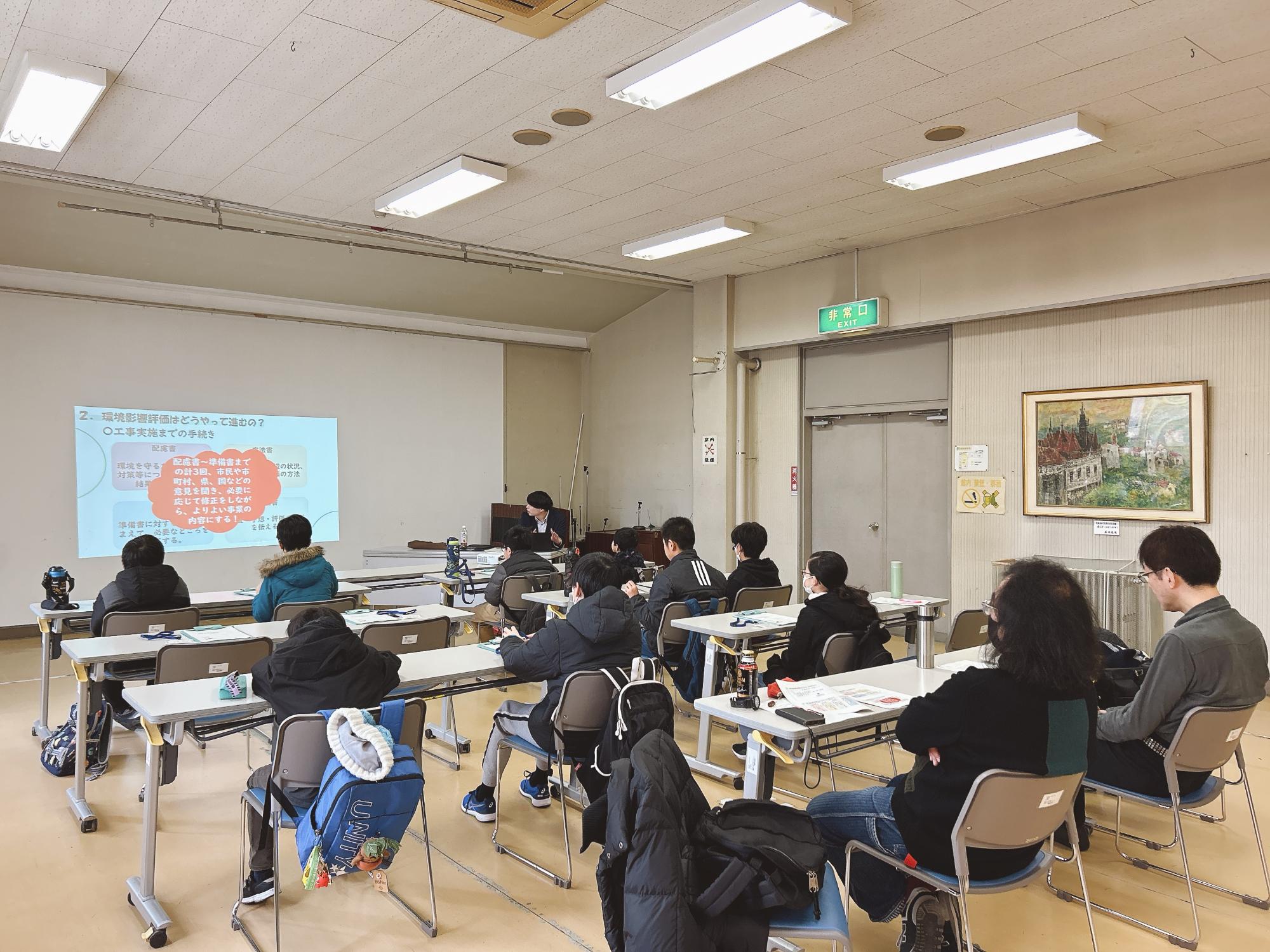 環境影響評価の説明を受ける小学生