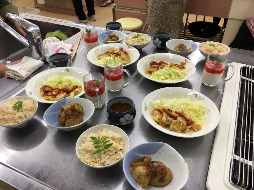 エコクッキング講座で調理した料理やデザートが調理台に置かれている写真