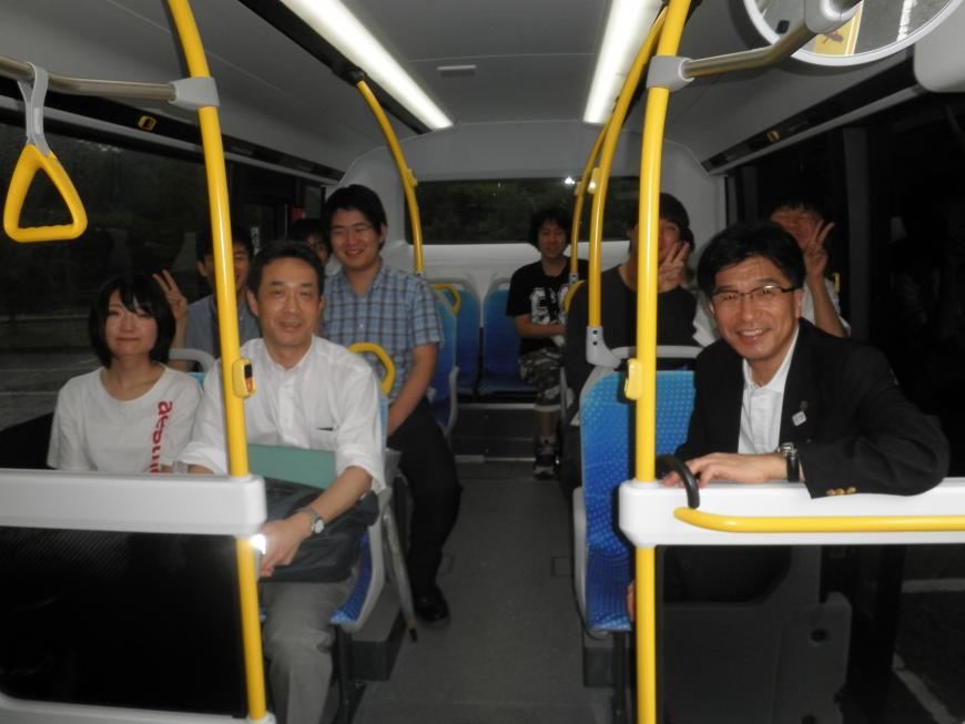 燃料電池バスに試乗している体験会の参加者と市長の写真