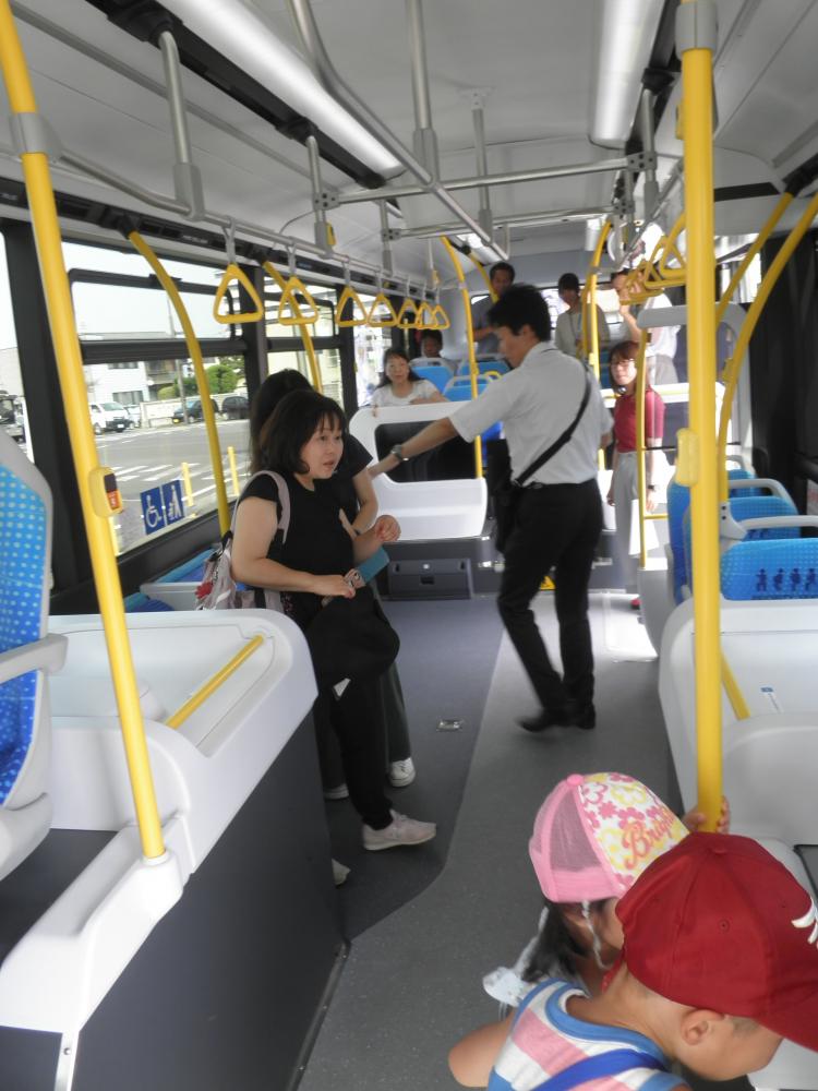 燃料電池バスの車内に乗り込んだ子供たちの写真