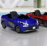 青いボディーの水素カートと赤いボディーの水素カートのミニカーの写真