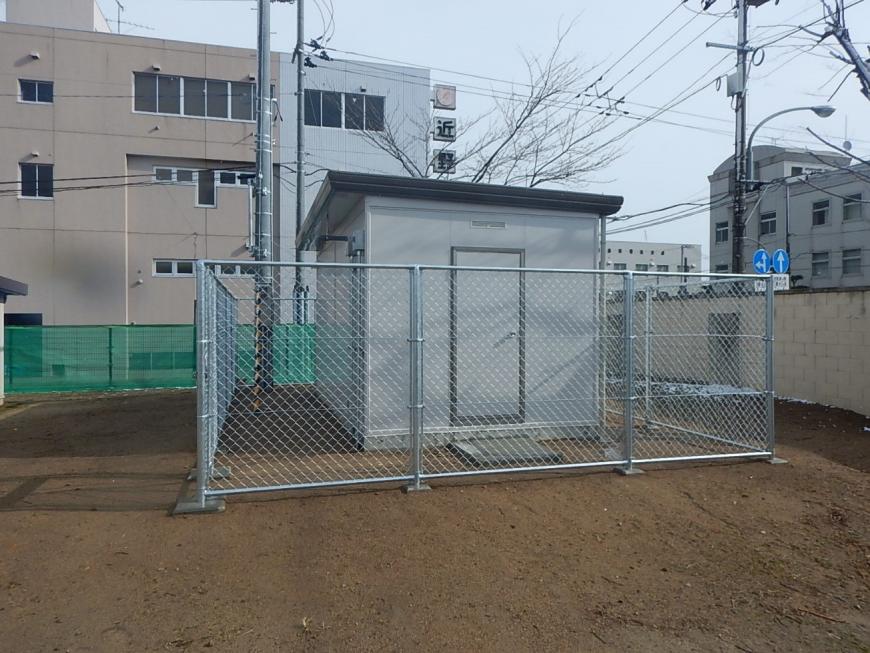 施設の一角に測定用の建物が金網で囲われている松浪町局の写真