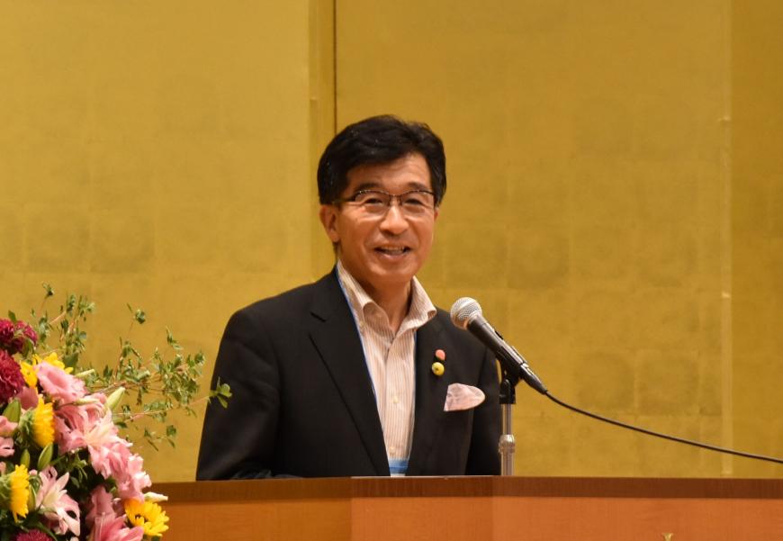 笑顔を浮かべながら木幡浩福島市長が挨拶をしている写真