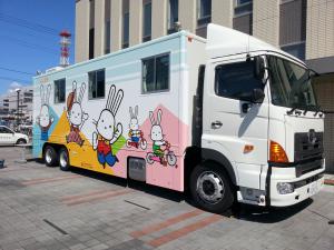 大きなトラックの側面にももりんが描かれている車載型ホールボディカウンタの写真