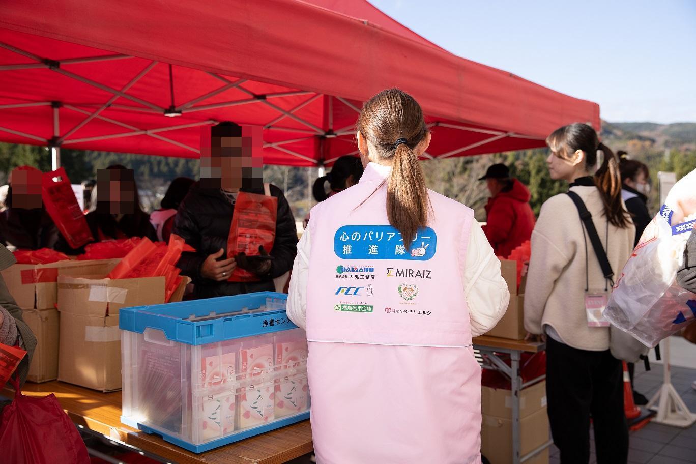 観戦者へチラシを配る隊員