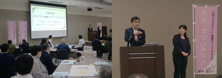 左:資料が映しだされたスクリーンの隣に演台が設置され市長が立っており、そちらの方向に体を向けている参加者たちの写真右:演台の前で市長が手話を披露している様子の写真