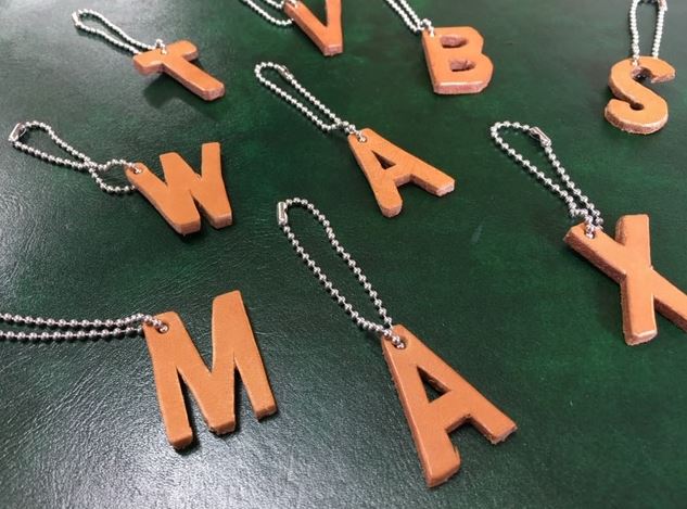 アルファベットが一文字ずつキーホルダーとなり制作された商品の写真