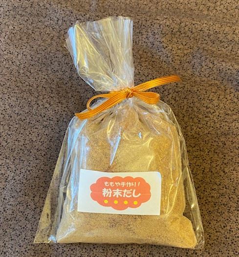 透明袋に「粉末だし」と書かれたラベルが貼られた商品の写真