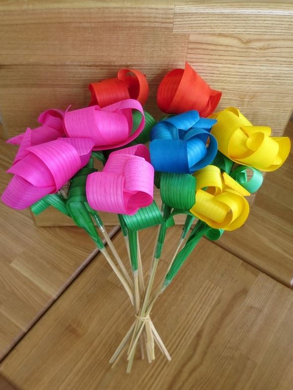 ピンクや黄色などの4色で作られた造花の写真