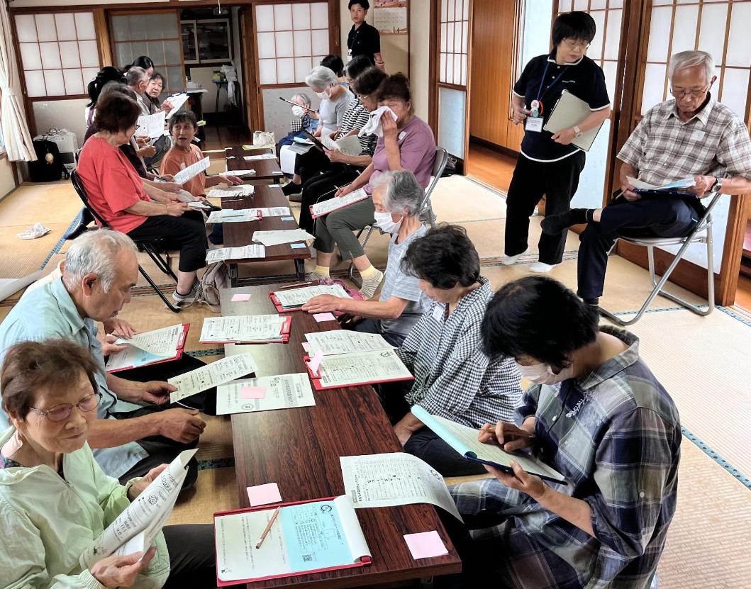 塩分チェックシートに取り組む参加者