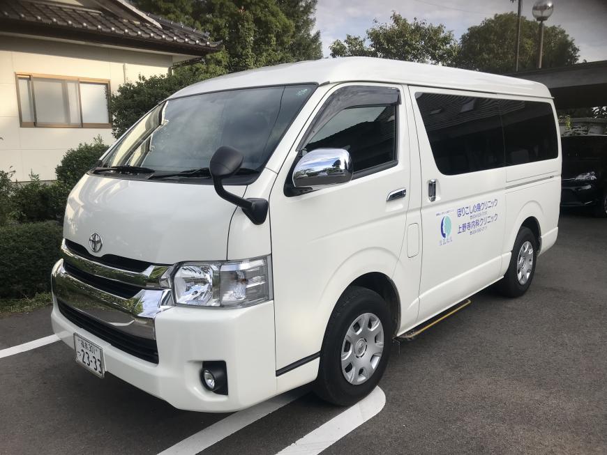駐車場に停められている白いワゴン車の写真
