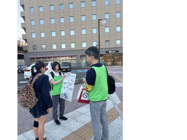 アンケートに答える学生