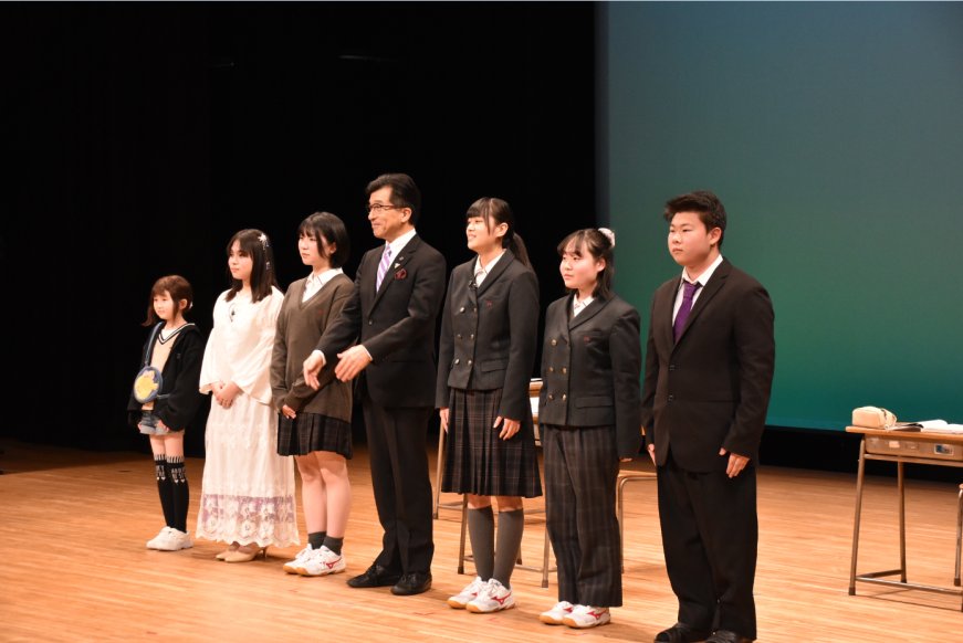 福島東稜高校演劇部と市長が舞台に並んでいる写真