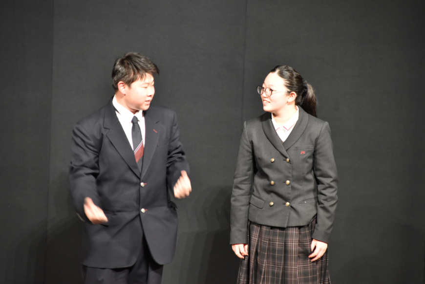 男性と女性の高校生が福島東稜高校演劇部ナレーション披露する様子の写真