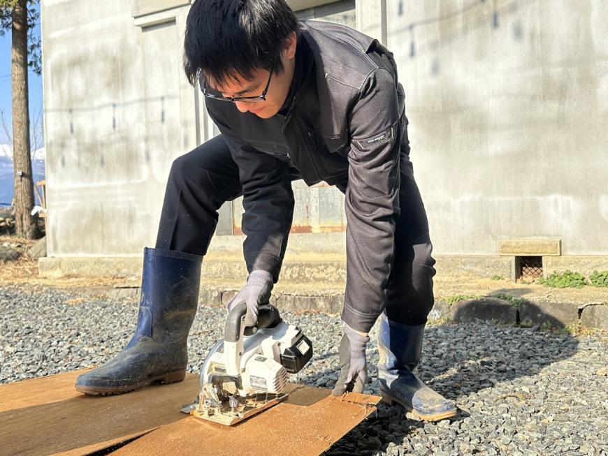 作業をする様子の神長倉さんの写真