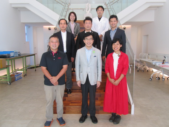 出演者8名が3列に並んだ集合写真