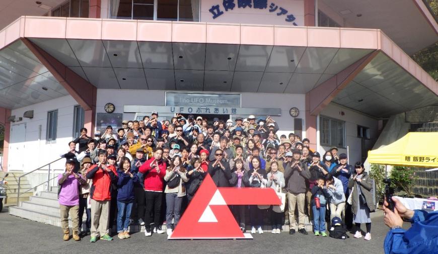 沢山の参加者が同じポーズで集合写真