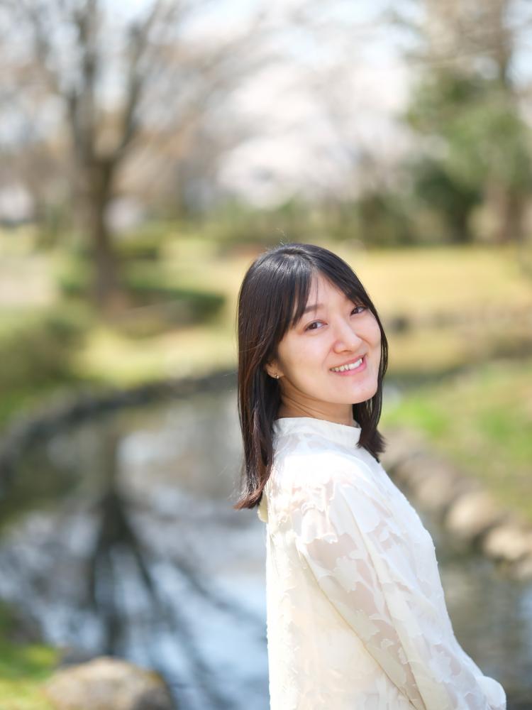 振り向いた様子の土屋さんの笑顔の写真