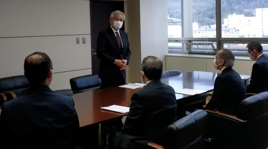 椅子に座っている4名の関係者達の前で斎藤副市長が話をしている写真