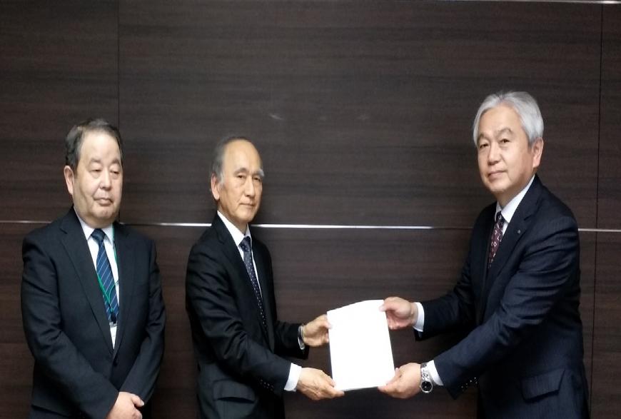 千葉副会長の右側で、五十嵐会長から斎藤副市長に意見書が手交されている写真