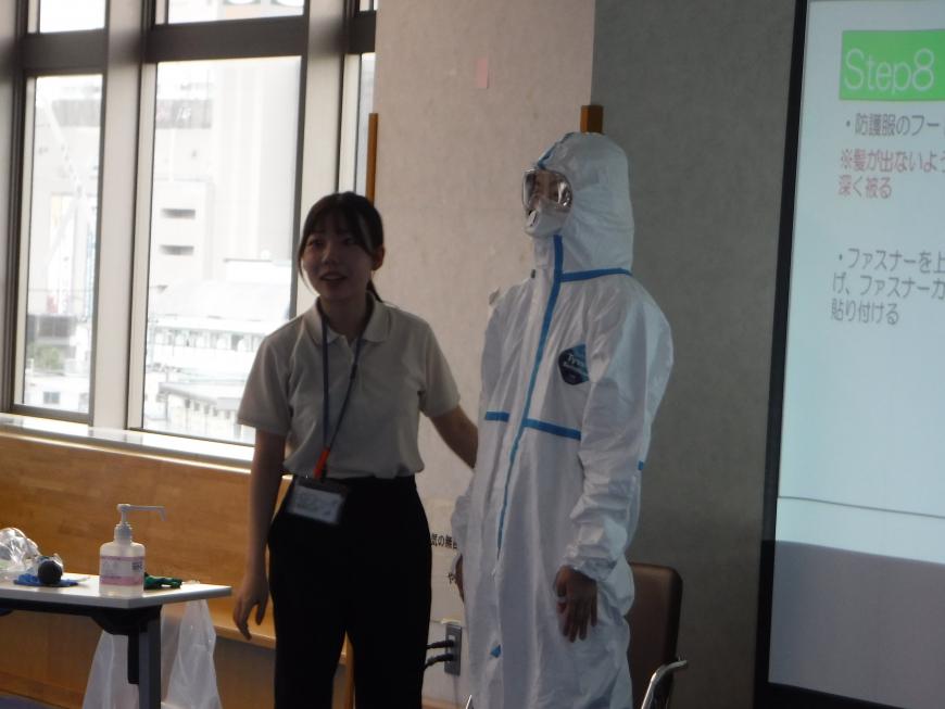 個人防護具の説明をしている様子