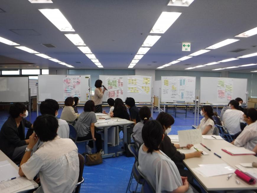 グループワークの結果を全体で共有している様子