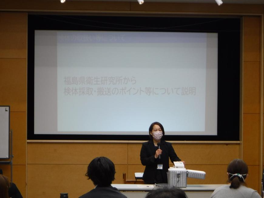 検体採取・検体容器搬送のポイントについて説明をしている様子