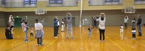 親子で両手を頭上にあげて伸びの姿勢をしている写真