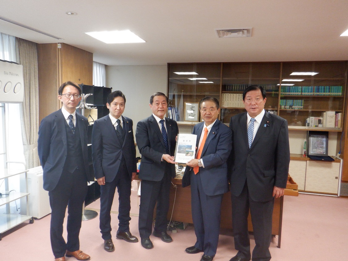 遠藤利明総務会長と渡邊福島商工会議所会頭が要望書を持ち5人の方が横一列に並び記念撮影をしている写真