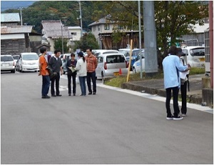 イベントに来場した人たちに2人のスタッフがそれぞれアンケート調査を行っている様子の写真