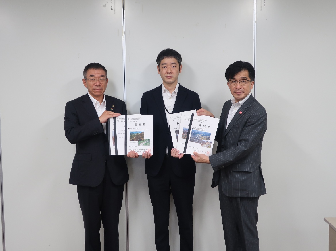 丸山和基所長を中心に横一列に3人の方が並び要望書を持ち記念撮影をしている写真