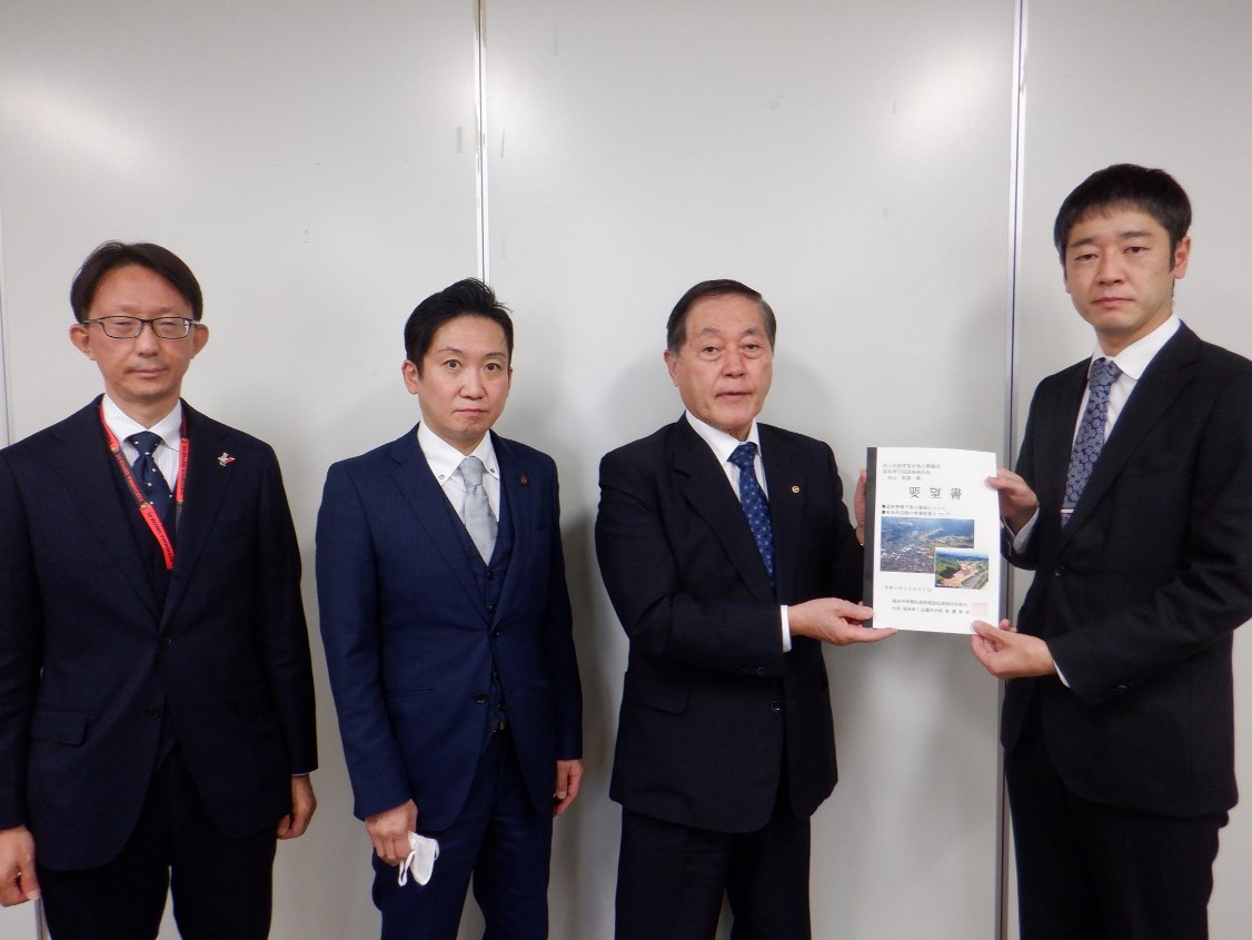 丸山和基事務所長と渡邊博美福島商工会議所会頭が要望書を持ち4人の方が横一列になり記念撮影をしている写真