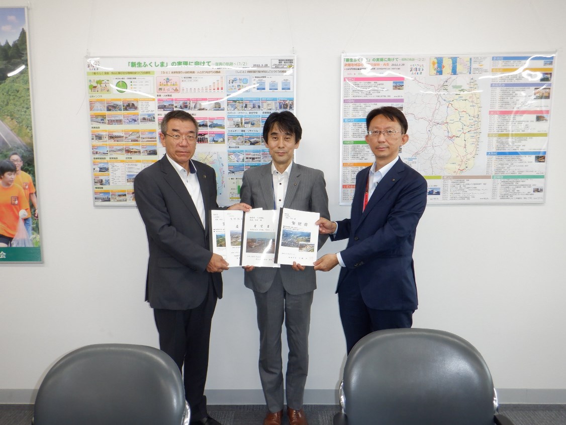 曳地利光土木部長を中心に3人の方が横一列に並び要望書を持ち記念撮影をしている写真