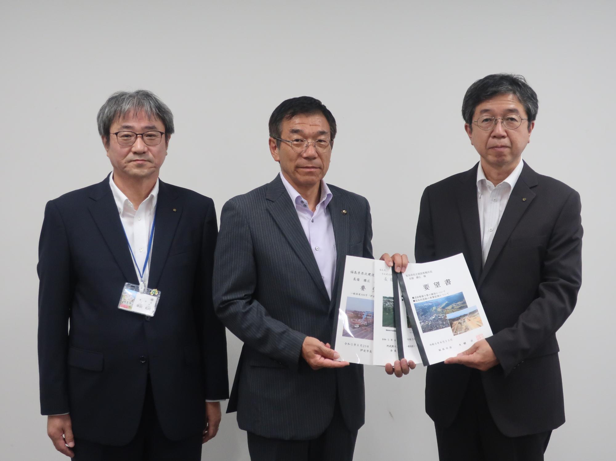 左側に長嶺勝広所長と2人の関係者の方が横一列に並び要望書を持ち記念撮影をしている写真