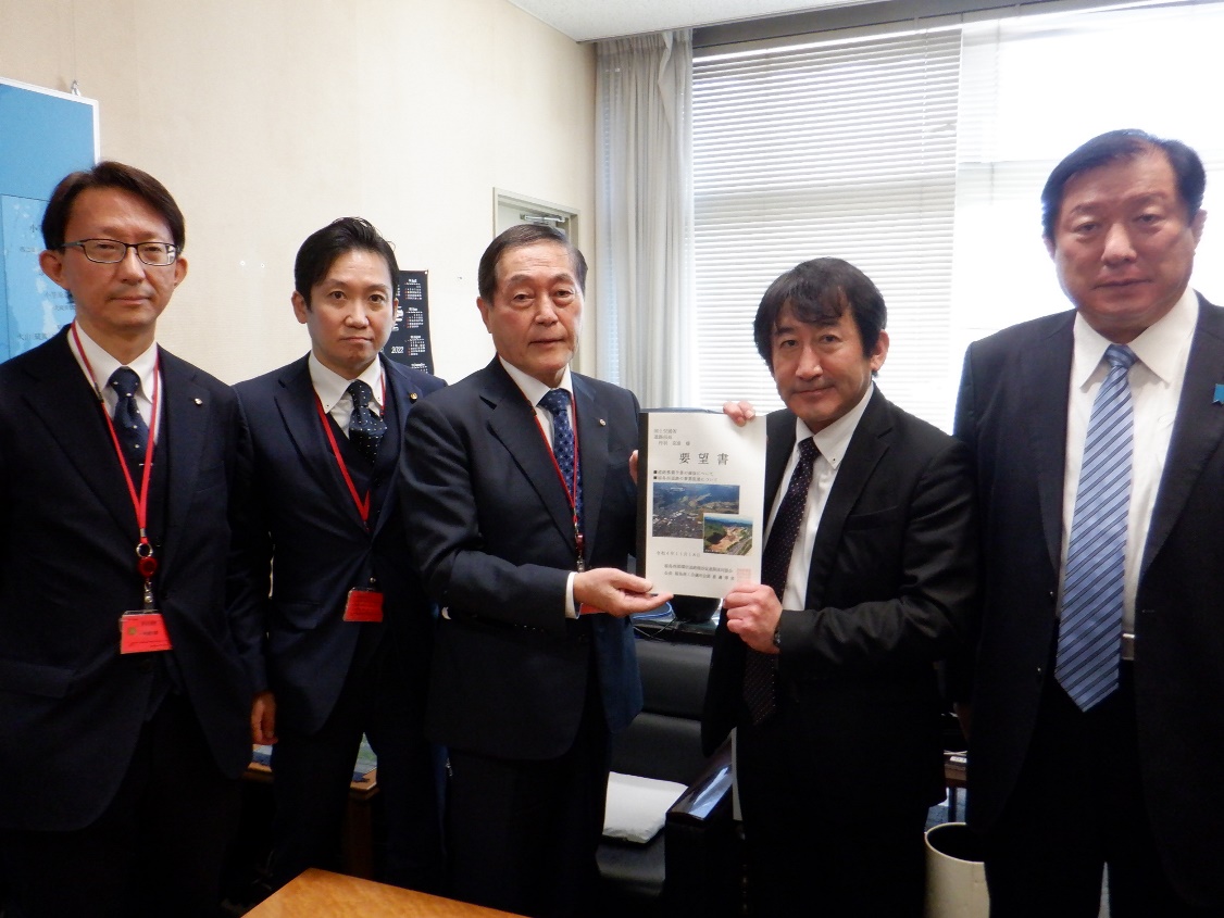 丹羽克彦道路局長と渡邊福島商工会議所会頭が要望書を持ち5人の方が横一列に並び記念撮影をしている写真