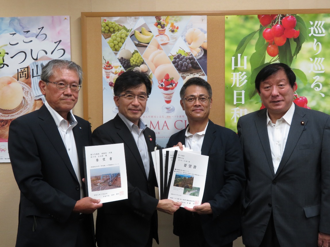 佐々木正士郎道路局次長と福島市長を中心に4人の方が横一列に並び要望書を持って記念撮影をしている写真