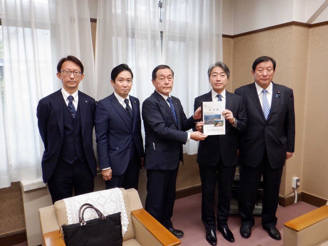 新川浩嗣主計局長と渡邊福島商工会議所会頭が要望書を持ち5人の方が横一列に並び記念撮影をしている写真