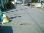 道路の真ん中に穴があいている作業前の写真