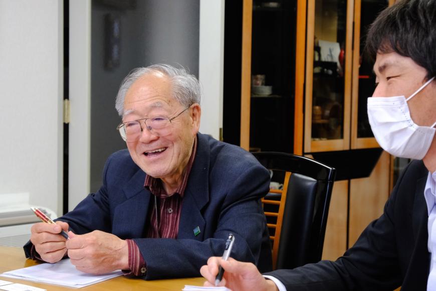 竹中社長とデジタル推進パートナーの根本さんが横に並んで座り笑顔で話をしている写真