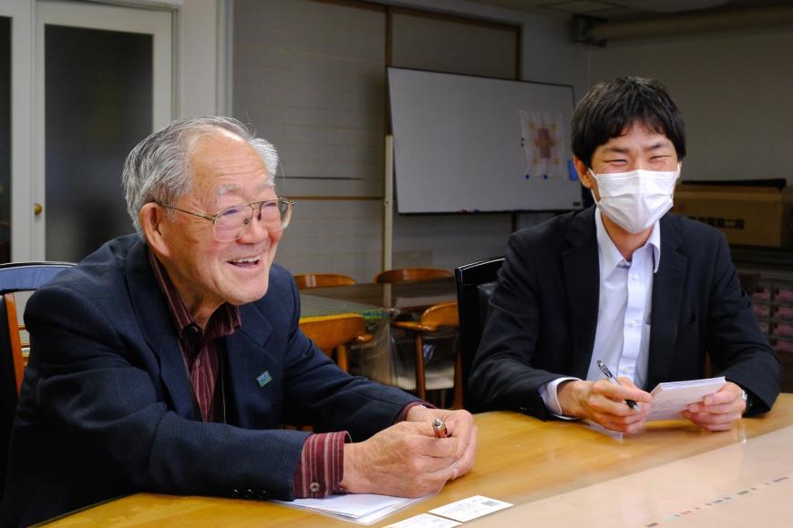 竹中社長とデジタル推進パートナーの根本雅昭さんが笑顔で話している写真