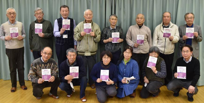 それぞれハンドブックを持ち2列に並んでいるシルバー人材センターICT班の方々の写真