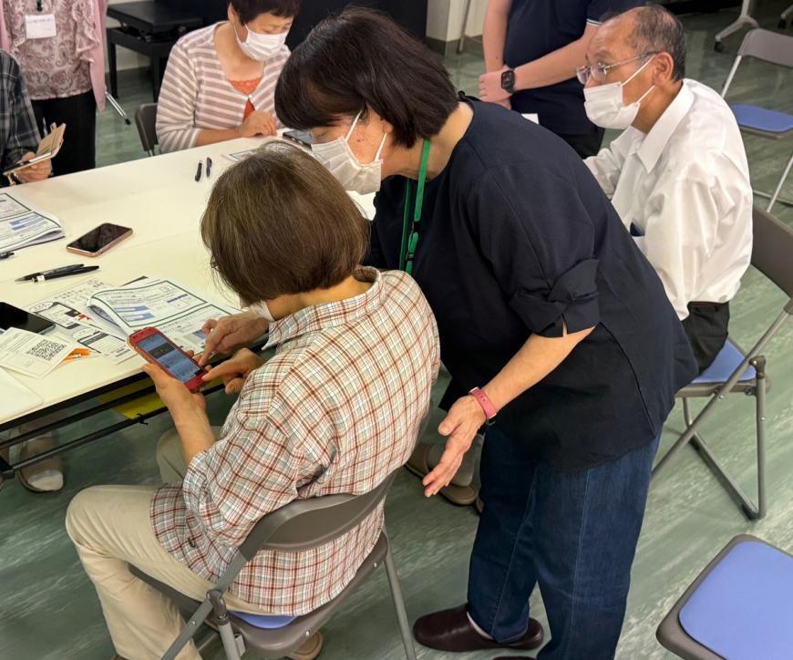 スマホの操作を教えている様子