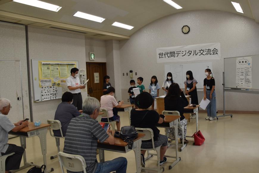 参加者の祖父母が見ているなか、前方に子供たちが並んで立っている写真